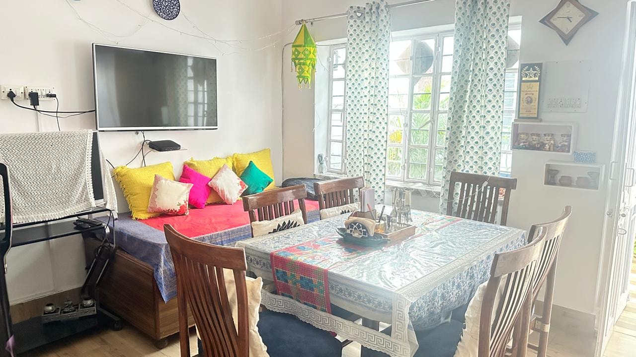 Bright sitting area with yellow and pink cushions